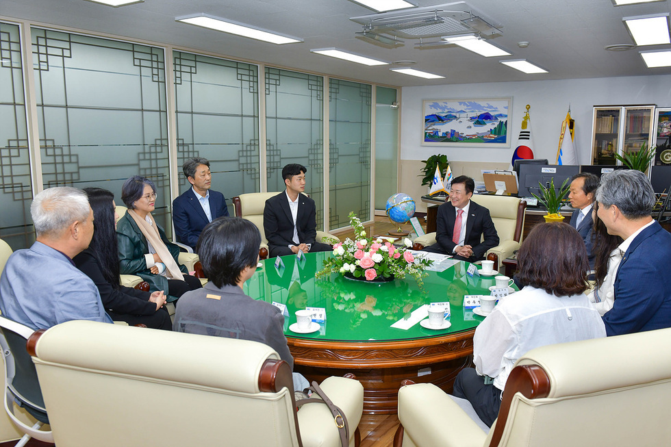 [추가-1] 정기명 여수시장, 지역 출신 행정고시 합격생과 축하 간담회 가져.jpg