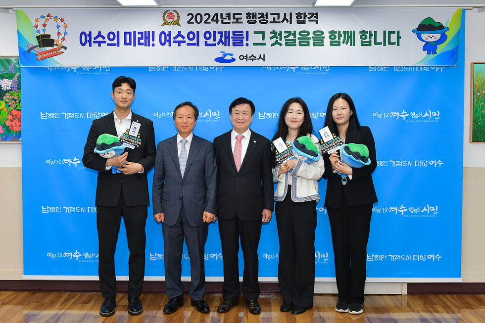 [추가-2] 정기명 여수시장, 지역 출신 행정고시 합격생과 축하 간담회 가져.jpg