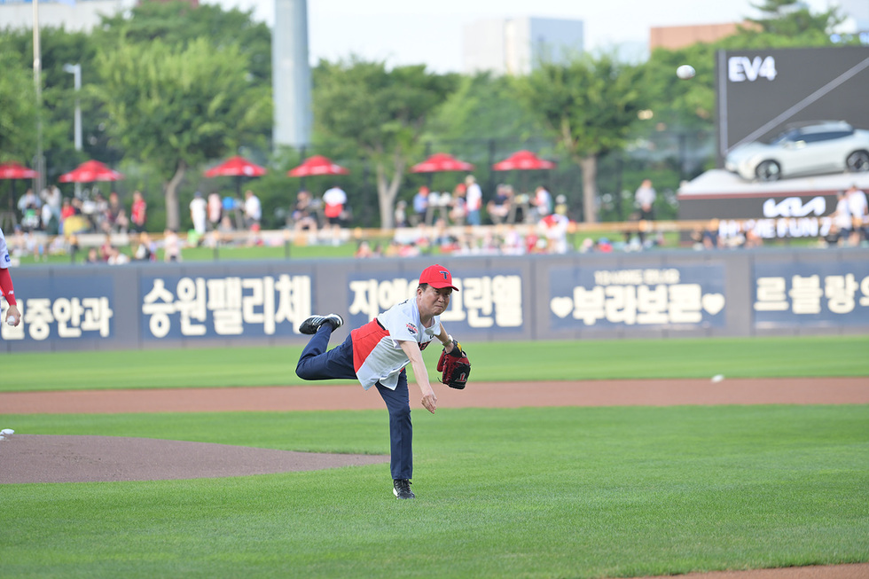 3-1 정기명 여수시장, 프로야구 경기장 찾아 ‘섬박람회’ 성공 기원 시구.jpg