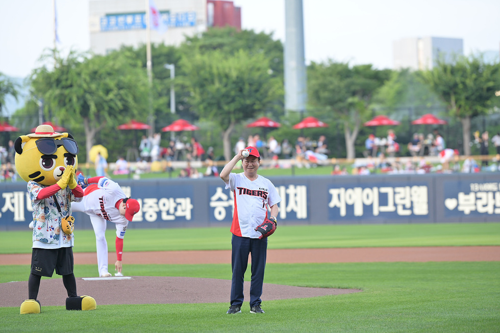 3-2 정기명 여수시장, 프로야구 경기장 찾아 ‘섬박람회’ 성공 기원 시구.jpg