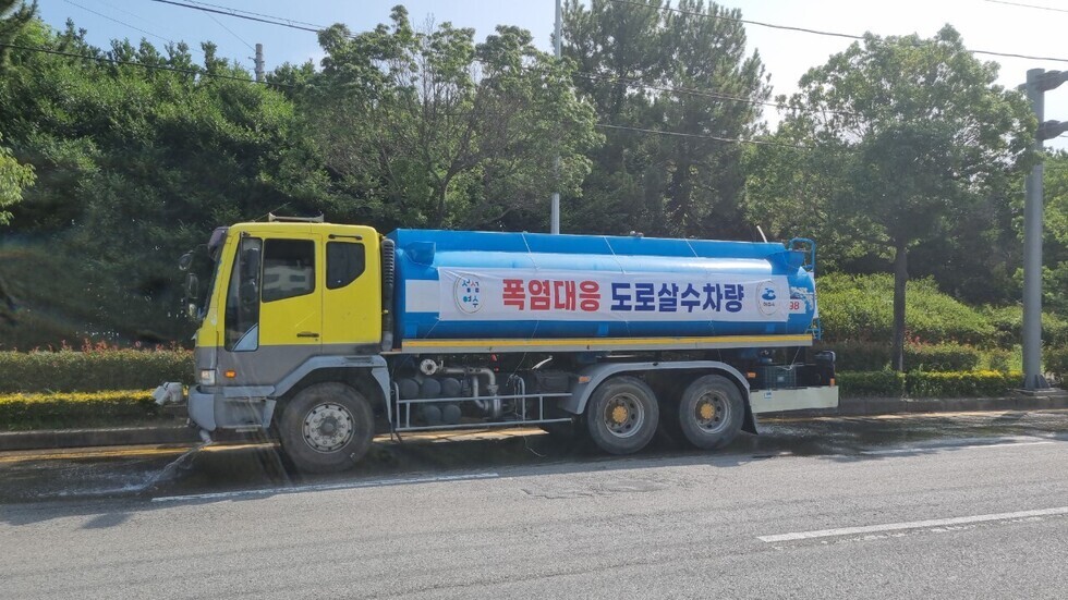 2 여수시, 폭염 대응 위해 도로 살수차 집중 운영.JPG