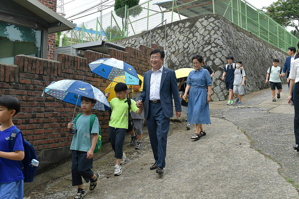 2-2 여수시, ‘시민의 소리함’ 첫 건의에 응답… 백초초등학교 방문.jpg