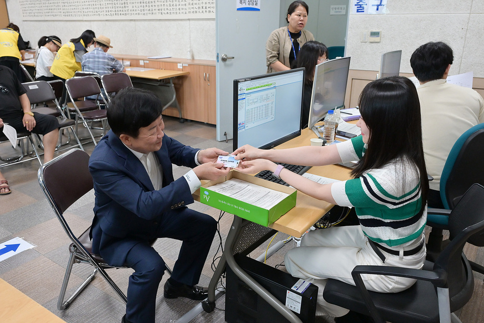 3-1 민생회복 소비쿠폰 지급 시작… 정기명 여수시장, 현장 점검 나서.jpg